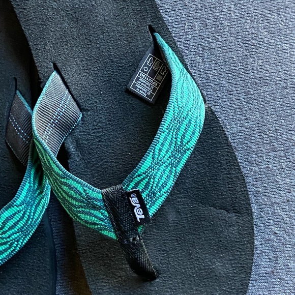 Teva flip flops sandals size 9. - Picture 2 of 14